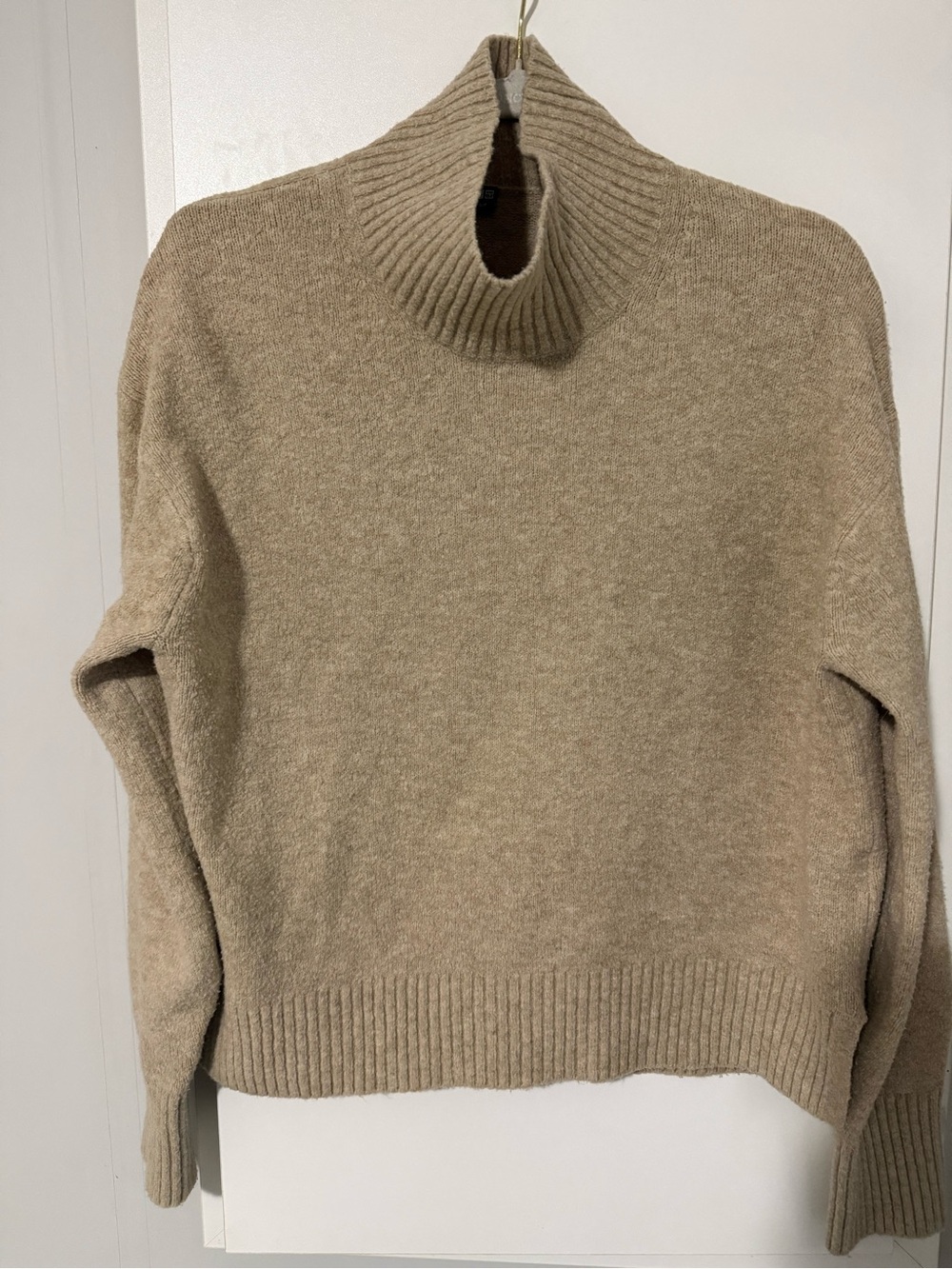 213. Uniqlo Soufflé Yarn Tan Turtleneck Knit Sweater Neutral Minimalist